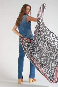 Le Temps des Cerises Foulard Marinna A Motif Leopard Tea Rose Shop